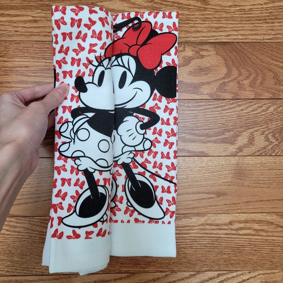 Disney Minnie Mouse matching set of oven mitts and kitchen towels - Picture 3 of 4